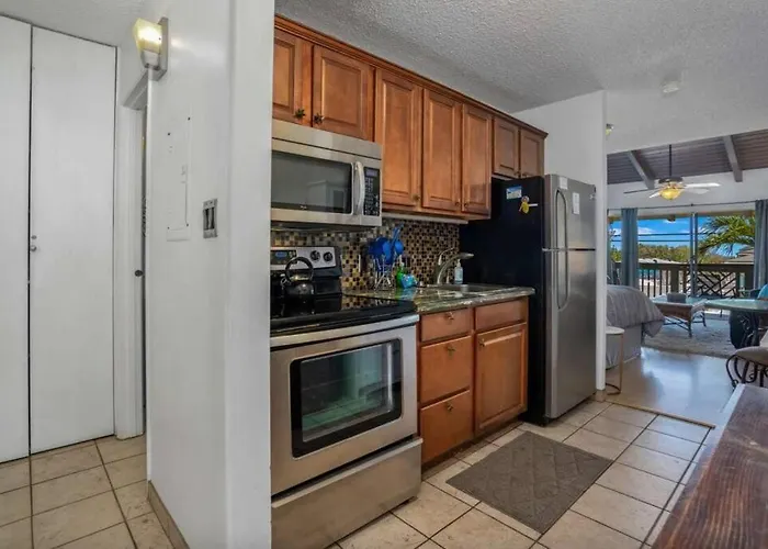 Kihei Bay Surf 208- Updated Partial Oceanview Studio Across From Beach